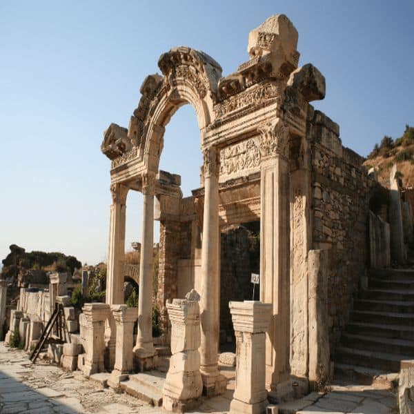hadrian tapınağı 600x600